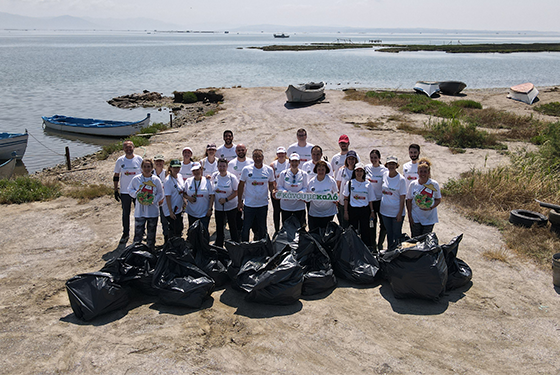 volunteer group cleans up Axios Delta National Park