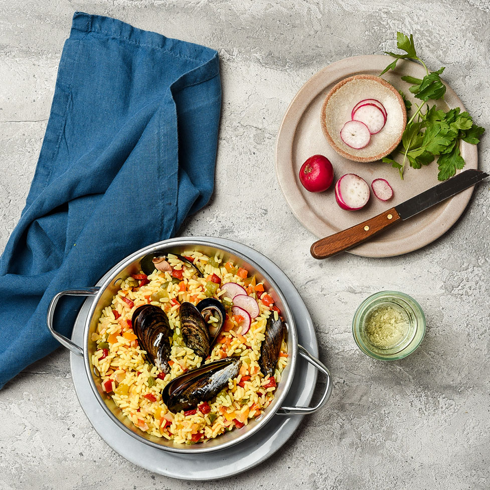Yellow rice with peppers and mussels