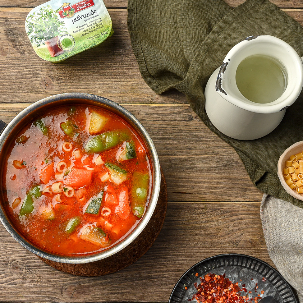 Winter soup with flat beans and short pasta 