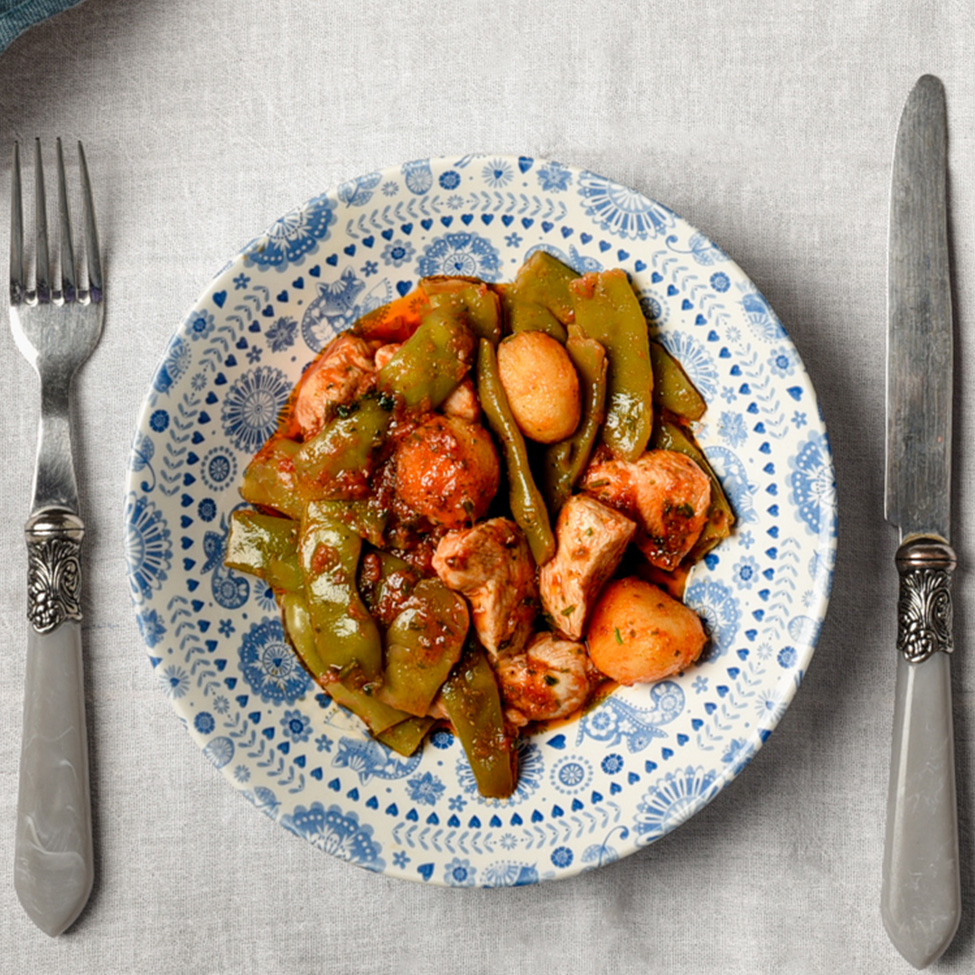 Flat beans with round potatoes and chicken nuggets