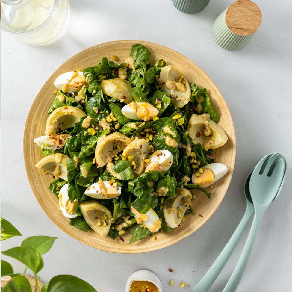 Σαλάτα με φρέσκο σπανάκι, αγκινάρες και dressing παρμεζάνας