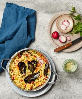 Yellow rice with peppers and mussels